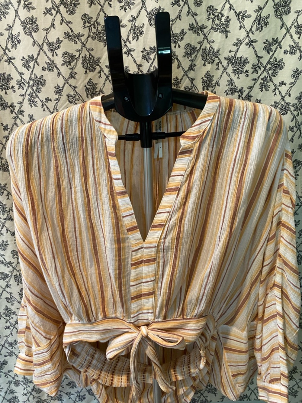 💯% Cotton V-Neck Tie-Front Hi-Lo Top in Yellow and Cream